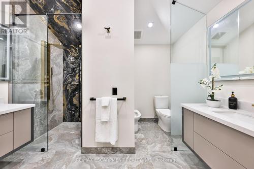 55 West 22Nd St, Hamilton, ON - Indoor Photo Showing Bathroom