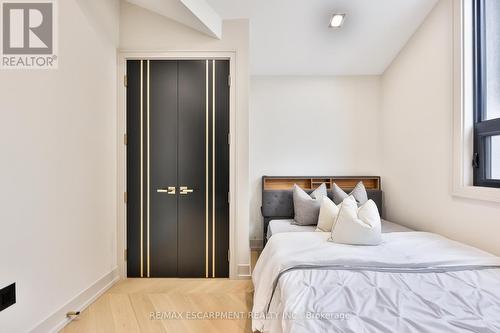 55 West 22Nd Street, Hamilton, ON - Indoor Photo Showing Bedroom