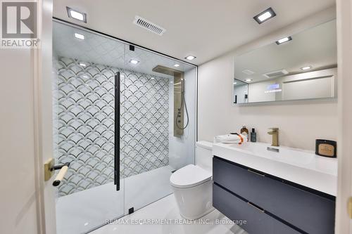 55 West 22Nd St, Hamilton, ON - Indoor Photo Showing Bathroom