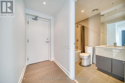 #2610 -15 Grenville St, Toronto, ON - Indoor Photo Showing Bathroom