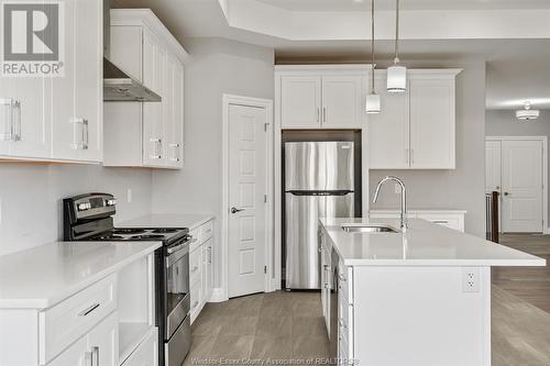 19 Tracy Drive, Chatham, ON - Indoor Photo Showing Kitchen With Upgraded Kitchen