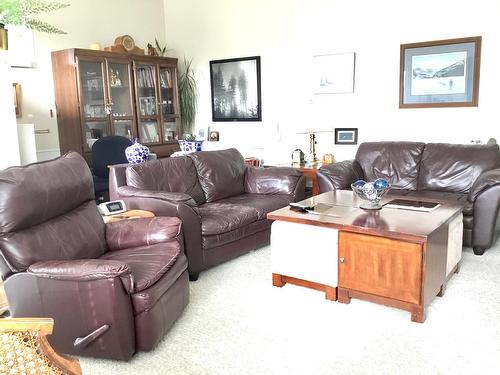 255 Higgins Street, Kimberley, BC - Indoor Photo Showing Living Room