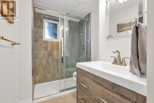 14 Fifty Rd, Hamilton, ON - Indoor Photo Showing Bathroom