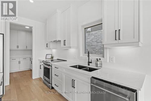 266 Hesselman Cres, London, ON - Indoor Photo Showing Kitchen With Stainless Steel Kitchen With Double Sink With Upgraded Kitchen