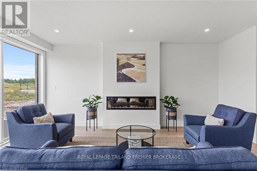 266 Hesselman Crescent, London, ON - Indoor Photo Showing Living Room