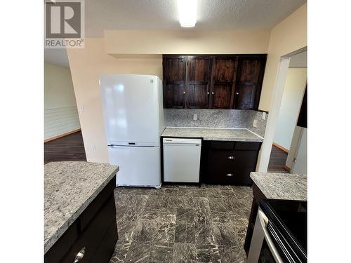 6101 Reita Crescent, 100 Mile House, BC - Indoor Photo Showing Kitchen
