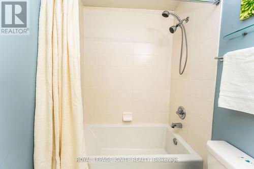 #103 -151 Village Green Sq, Toronto, ON - Indoor Photo Showing Bathroom