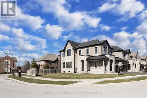 122 Lewis Honey Dr, Aurora, ON - Outdoor With Facade