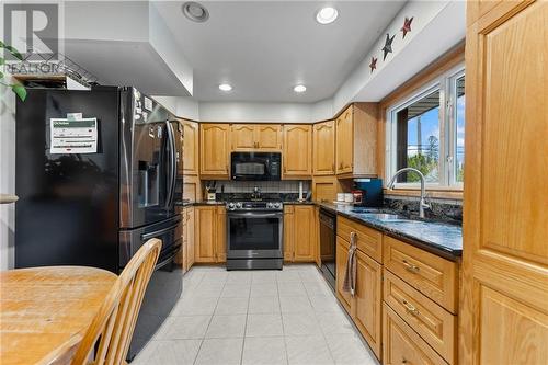 29109 Highway 60 Highway, Whitney, ON - Indoor Photo Showing Kitchen