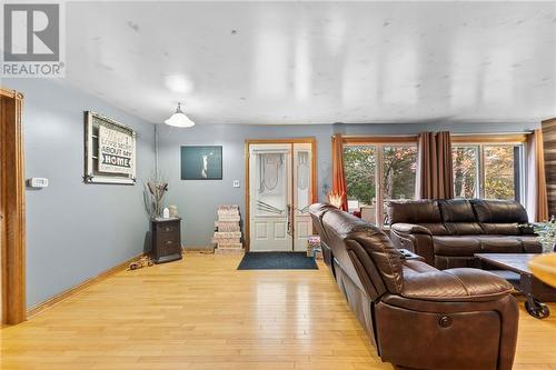 29109 Highway 60 Highway, Whitney, ON - Indoor Photo Showing Living Room