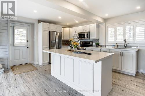 8 Cobblestone Rd, Tiny, ON - Indoor Photo Showing Kitchen With Upgraded Kitchen
