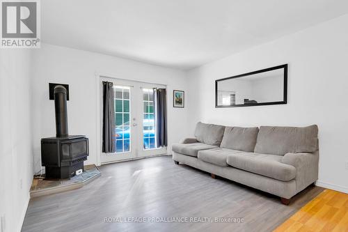 15 Victoria St, Madoc, ON - Indoor Photo Showing Living Room