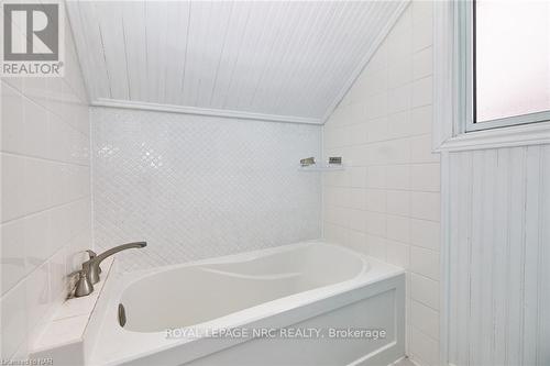 6414 Ker St, Niagara Falls, ON - Indoor Photo Showing Bathroom