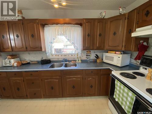 112 4Th Avenue E, Kindersley, SK - Indoor Photo Showing Kitchen With Double Sink
