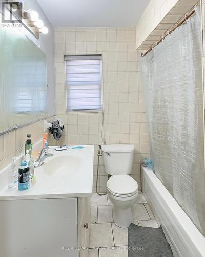 730 Dougall Ave, Windsor, ON - Indoor Photo Showing Bathroom