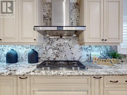 31 Gleave Crt, Aurora, ON - Indoor Photo Showing Kitchen With Upgraded Kitchen