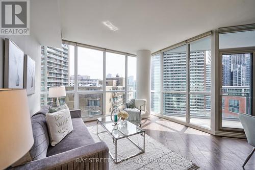 #1015 -45 Charles St E, Toronto, ON - Indoor Photo Showing Living Room