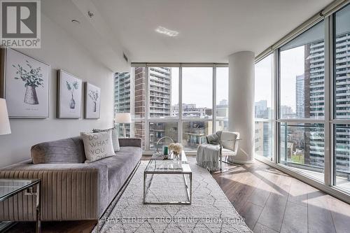 #1015 -45 Charles St E, Toronto, ON - Indoor Photo Showing Living Room