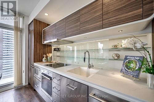 #1015 -45 Charles St E, Toronto, ON - Indoor Photo Showing Kitchen