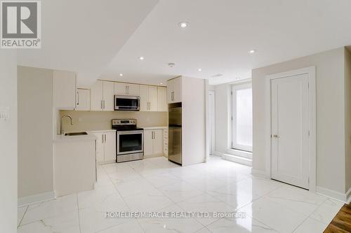 498 Wettlaufer Terrace, Milton, ON - Indoor Photo Showing Kitchen