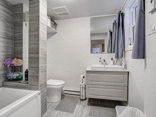 Bathroom - 2-3495 Rue Chapleau, Montréal (Le Plateau-Mont-Royal), QC - Indoor Photo Showing Bathroom
