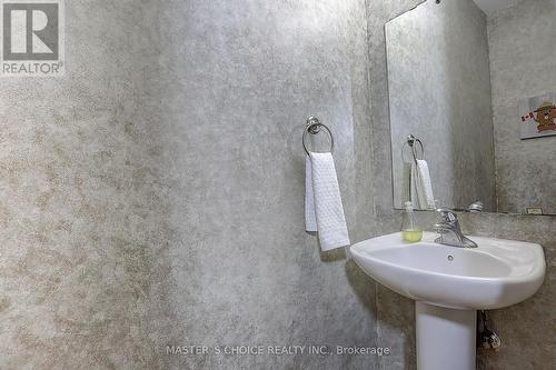 870 Isaac Phillips Way, Newmarket, ON - Indoor Photo Showing Bathroom