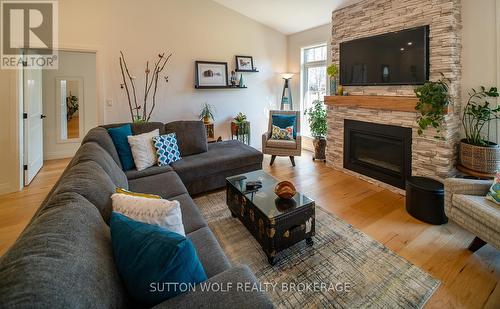 47 Ashby Cres, Strathroy-Caradoc, ON - Indoor Photo Showing Living Room With Fireplace