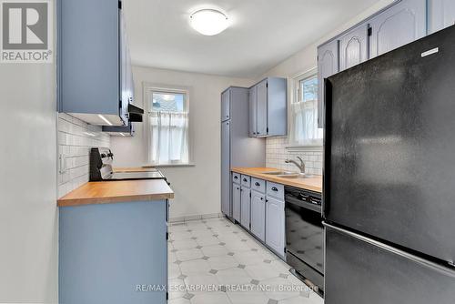 92 East 43Rd St, Hamilton, ON - Indoor Photo Showing Kitchen With Double Sink
