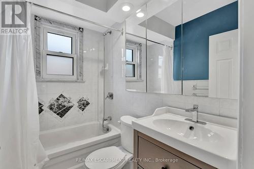 92 East 43Rd St, Hamilton, ON - Indoor Photo Showing Bathroom