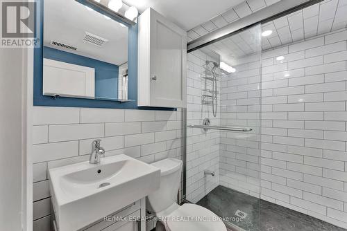 92 East 43Rd St, Hamilton, ON - Indoor Photo Showing Bathroom