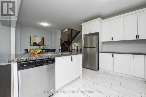 12 Del Grappa St, Caledon, ON - Indoor Photo Showing Kitchen