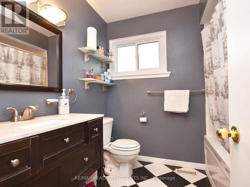 2054 Davebrook Rd, Mississauga, ON - Indoor Photo Showing Bathroom