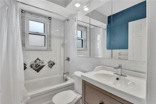 92 East 43Rd Street, Hamilton, ON - Indoor Photo Showing Bathroom