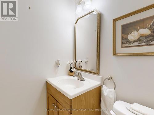 7 Loraview Lane, Aurora, ON - Indoor Photo Showing Bathroom