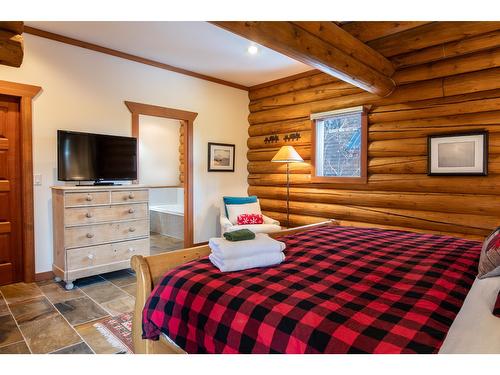 1598 Golden Avenue, Golden, BC - Indoor Photo Showing Bedroom