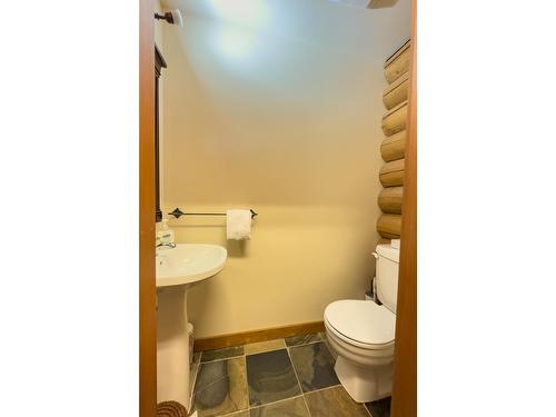 1598 Golden Avenue, Golden, BC - Indoor Photo Showing Bathroom