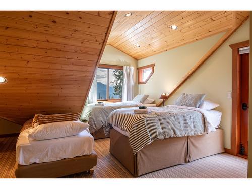 1598 Golden Avenue, Golden, BC - Indoor Photo Showing Bedroom