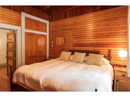 909 11Th Street, Golden, BC - Indoor Photo Showing Bedroom