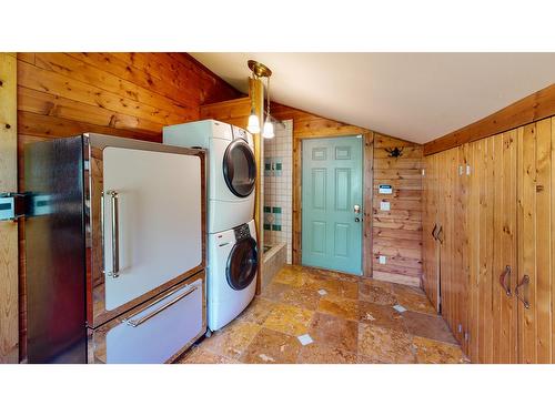 909 11Th Street, Golden, BC - Indoor Photo Showing Laundry Room