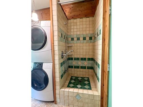 909 11Th Street, Golden, BC - Indoor Photo Showing Laundry Room