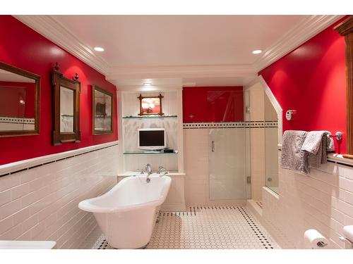 909 11Th Street, Golden, BC - Indoor Photo Showing Bathroom