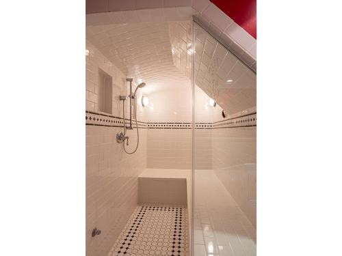 909 11Th Street, Golden, BC - Indoor Photo Showing Bathroom