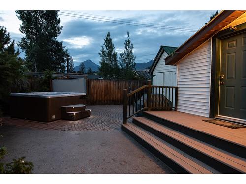 909 11Th Street, Golden, BC - Outdoor With Exterior