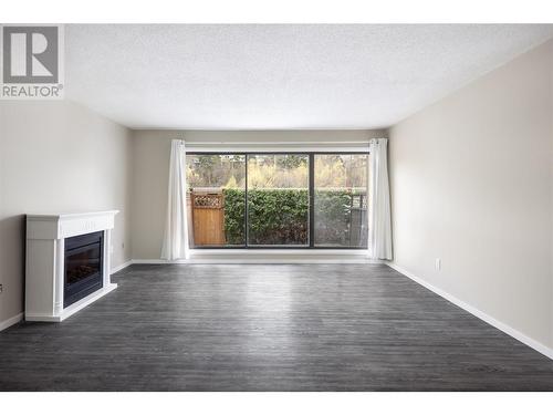 4100 24 Avenue Unit# 114, Vernon, BC - Indoor Photo Showing Living Room With Fireplace