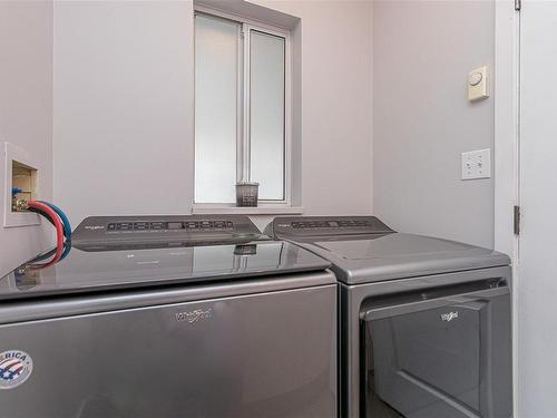18-941 Malone Rd, Ladysmith, BC - Indoor Photo Showing Laundry Room