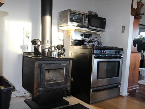 179 Twillingate Rd, Campbell River, BC - Indoor Photo Showing Kitchen With Fireplace