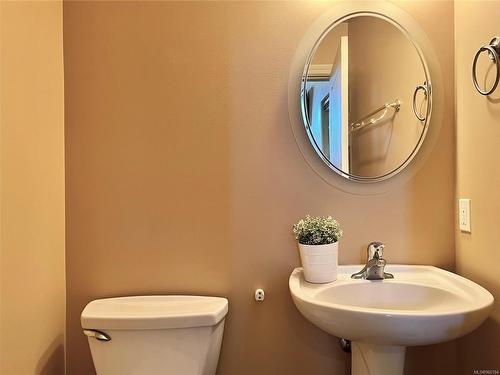 5-1405 Mallek Cres, Victoria, BC - Indoor Photo Showing Bathroom