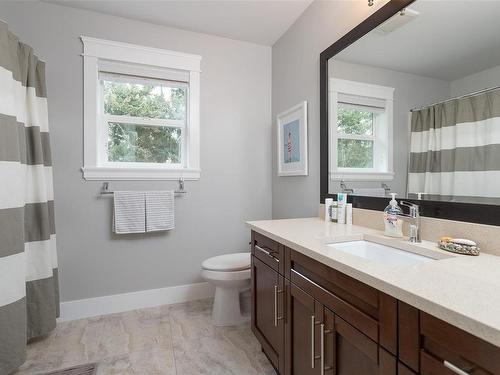 935 Gade Rd, Langford, BC - Indoor Photo Showing Bathroom