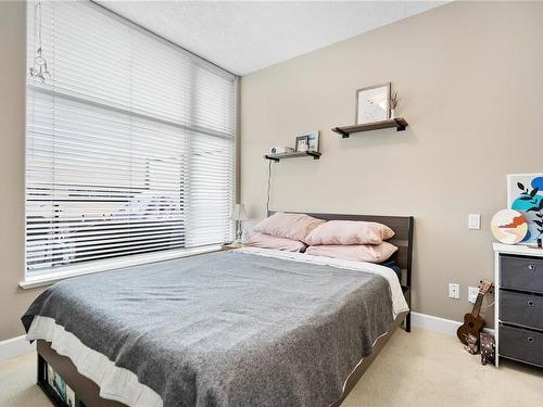 305-1831 Oak Bay Ave, Victoria, BC - Indoor Photo Showing Bedroom