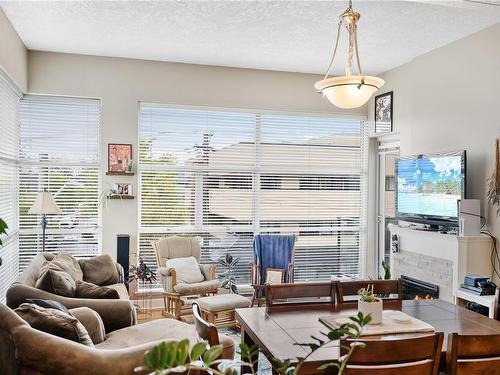 305-1831 Oak Bay Ave, Victoria, BC - Indoor Photo Showing Living Room